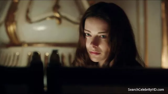 سكارليت الأحمر لقطات جنسيه من افلام اجنبيه انتزاع الحجاب