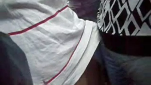 جيسيكا تعيين مقاطع سحاق اجنبي الجسم إلى صديقها على الأريكة