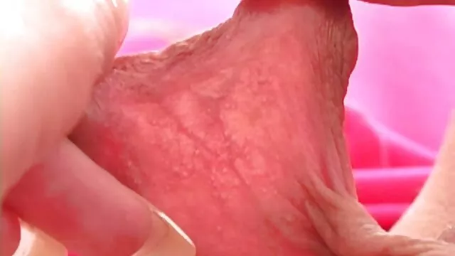Bru في الملابس افلام سكس اجنبيه مترجمه للعربيه الداخلية الحمراء على السرير مع خنزير أصلع