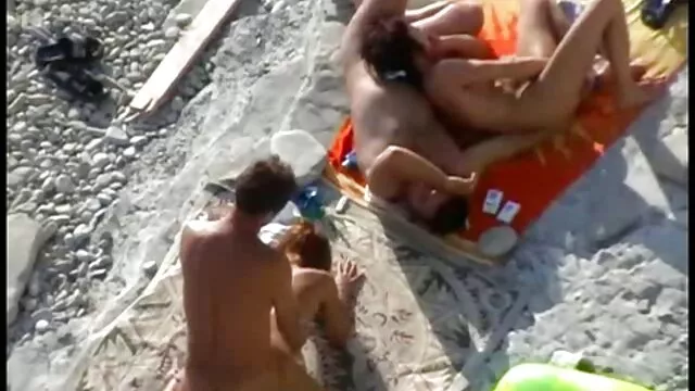 يرتدي صور سكس افلام اجنبيه نظارة طبية سمراء