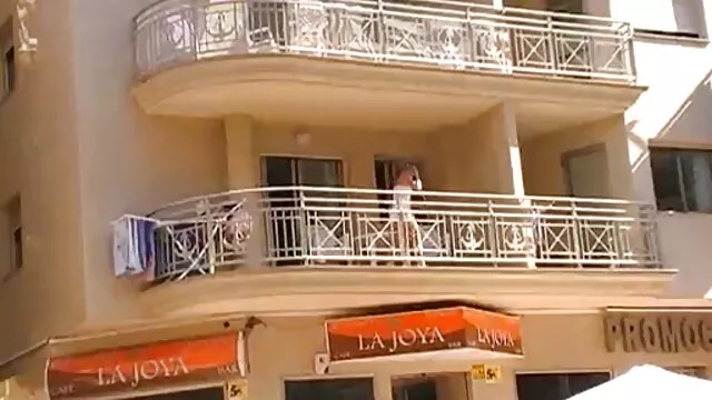 اشتعلت زوجة الزوج يذهب افلام جنس اجنبية مترجمة إلى العمل