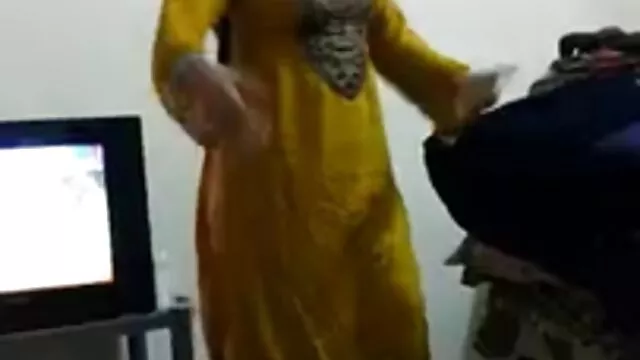 الجوع سكس اجنبية مترجم عربي يجعل جميلة الأرجواني الملبس الناس يأكلون نائب الرئيس