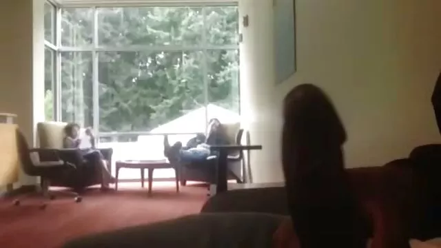 وعلى ما سكص اجنبي يبدو ، متواضعة ، وهلم جرا-عاهرة!